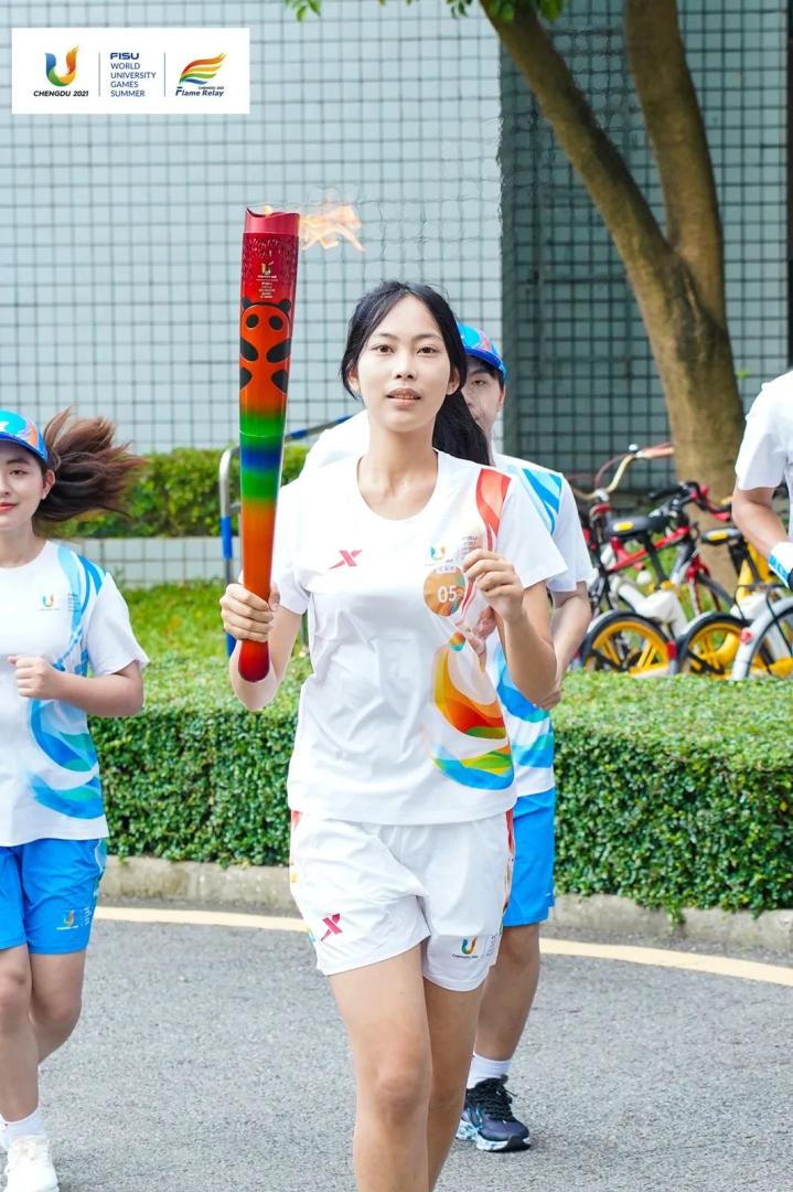赞！大运会火炬手——西南财经大学李嘉媛