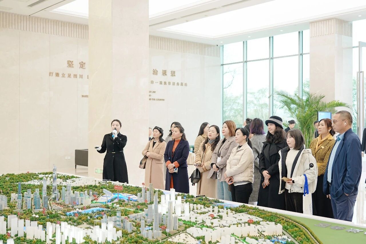 西财工商巾帼校友会走进天府中央法务区