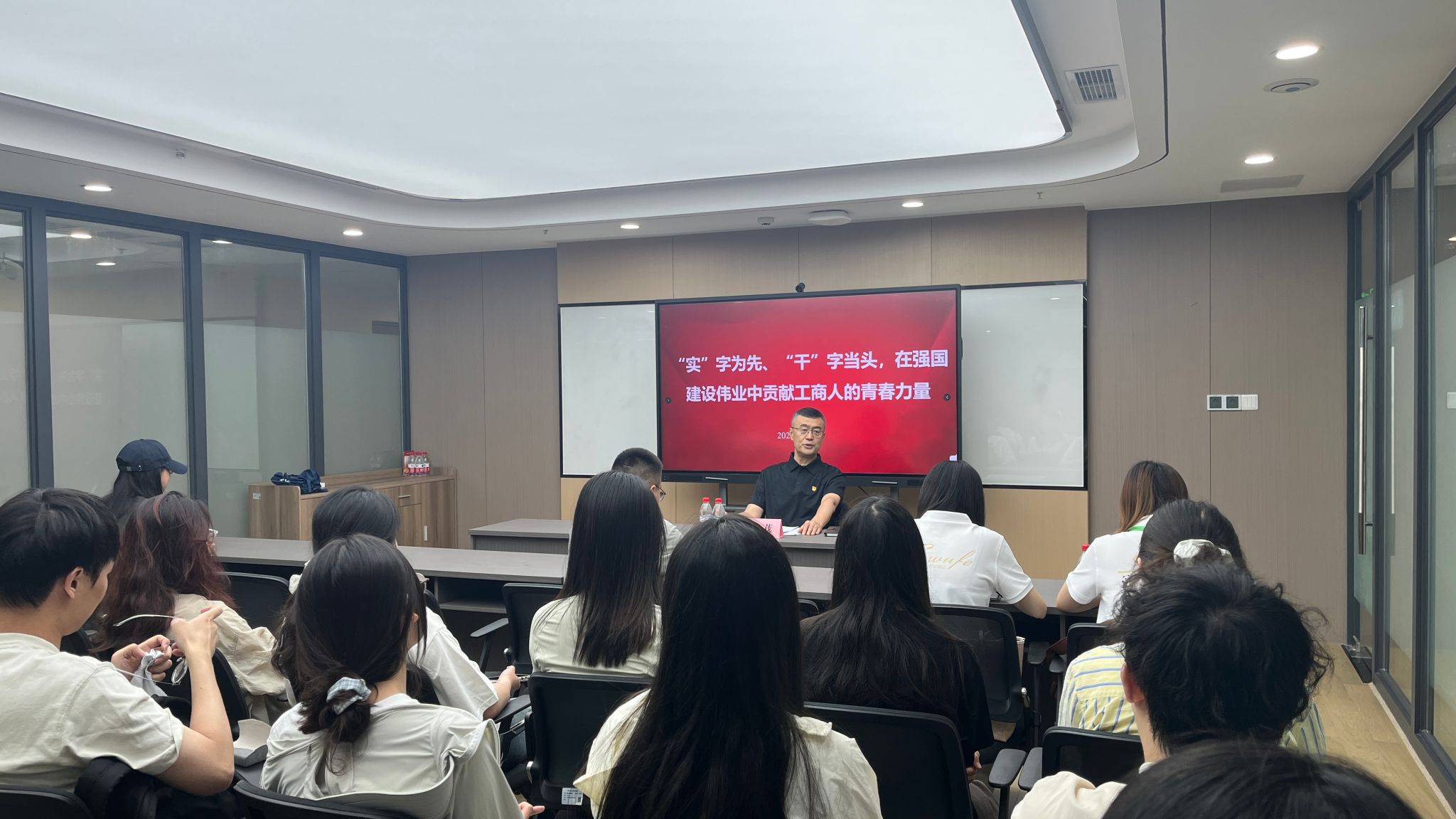 学院党委书记郑茂为毕业生党员讲授专题党课